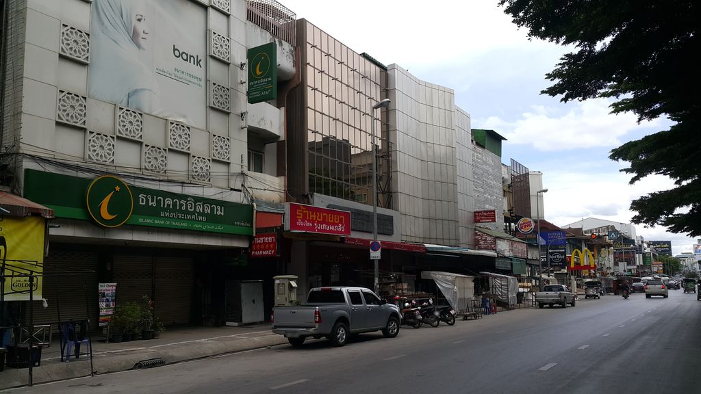 ภาพถนนตรงที่ Gaj Kitchen and Bar ตั้งอยู่ ถ่ายโดย jrcarlsen พ.ศ. 2560 (2017) · A street-level view of where Gaj Kitchen and Bar stands, by jrcarlsen in 2560 (2017)