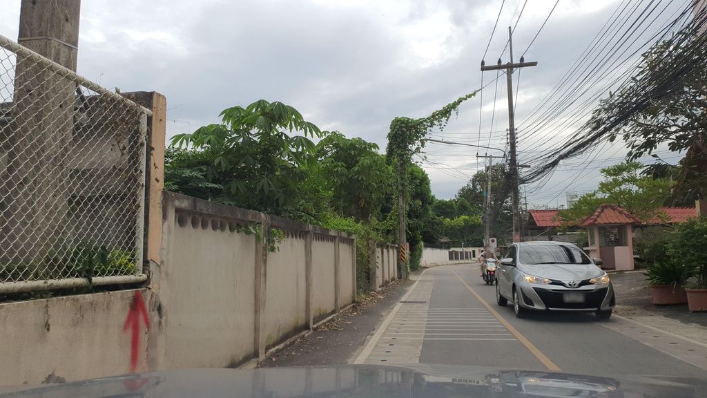 ภาพถนนตรงที่ อิ่มสุวรรณแมนชั่น ตั้งอยู่ ถ่ายโดย jrcarlsen พ.ศ. 2564 (2021) · A street-level view of where อิ่มสุวรรณแมนชั่น · Im Suoraron Mansion stands, by jrcarlsen in 2564 (2021)