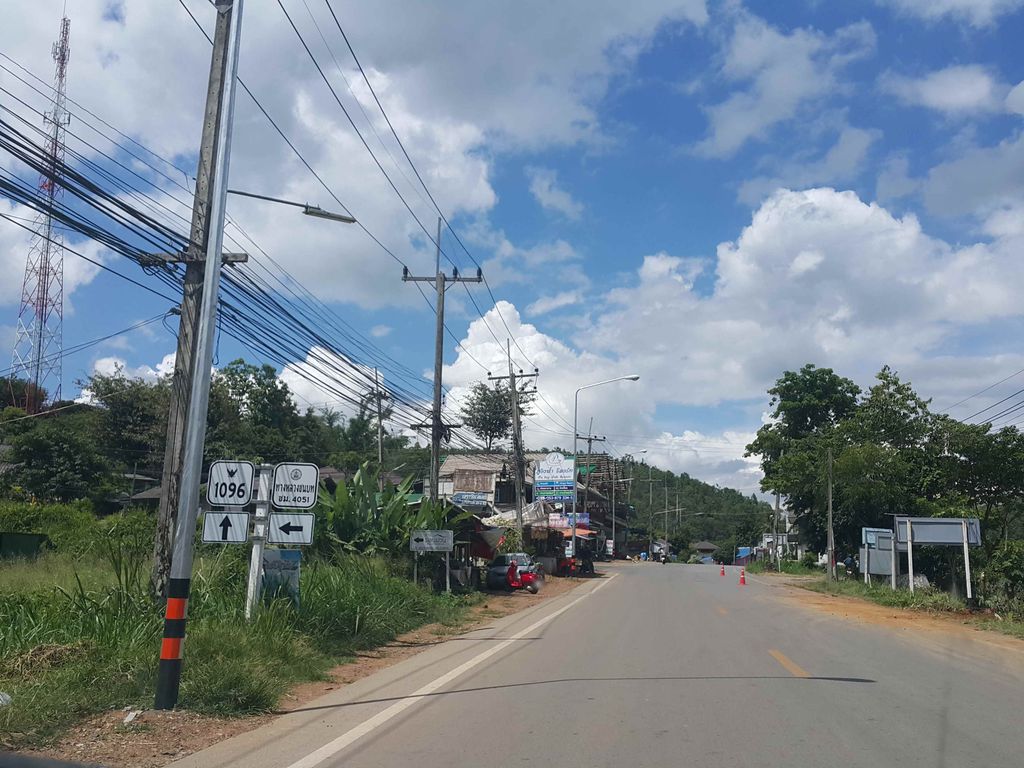 ภาพถนนตรงที่ ต้องตา ปลาเผา ตั้งอยู่ ถ่ายโดย jrcarlsen พ.ศ. 2558 (2015) · A street-level view of where ต้องตา ปลาเผา · Tongta Plaphao stands, by jrcarlsen in 2558 (2015)