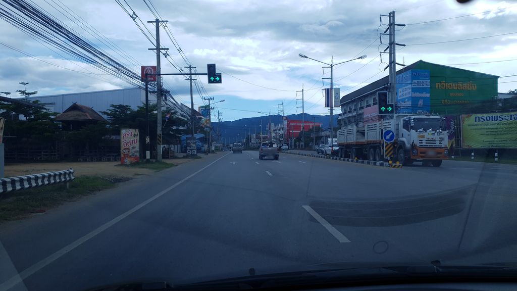 ภาพถนนตรงที่ มุมเมา ตั้งอยู่ ถ่ายโดย silamanee พ.ศ. 2561 (2018) · A street-level view of where มุมเมา · Mummao stands, by silamanee in 2561 (2018)