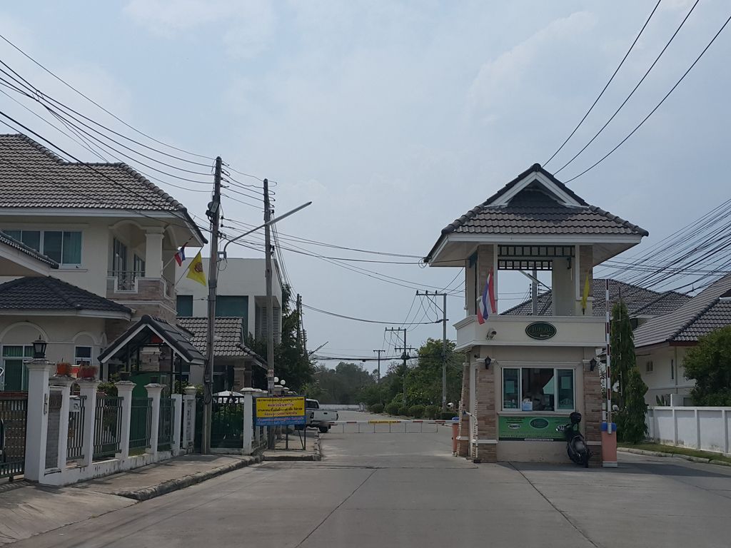 ภาพถนนตรงที่ 22Caff'e Na Bann Ka Lan Kafee ตั้งอยู่ ถ่ายโดย jrcarlsen พ.ศ. 2559 (2016) · A street-level view of where 22Caff'e Na Bann Ka Lan Kafee stands, by jrcarlsen in 2559 (2016)