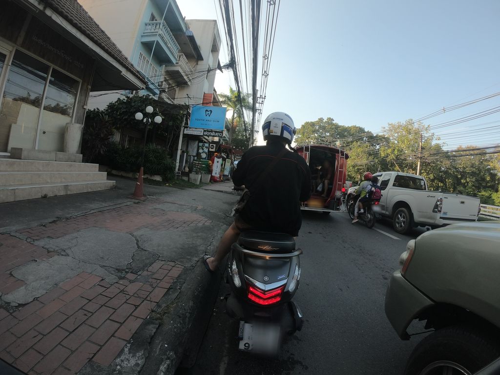 ภาพถนนตรงที่ วีสเปซ เชียงใหม่ V Space Chiang Mai ตั้งอยู่ ถ่ายโดย chanuwath_grab พ.ศ. 2562 (2019) · A street-level view of where วีสเปซ เชียงใหม่ V Space Chiang Mai stands, by chanuwath_grab in 2562 (2019)