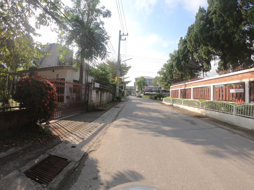 ภาพถนนตรงที่ Swan Cafe' ตั้งอยู่ ถ่ายโดย chanuwath_grab พ.ศ. 2562 (2019) · A street-level view of where Swan Cafe' stands, by chanuwath_grab in 2562 (2019)