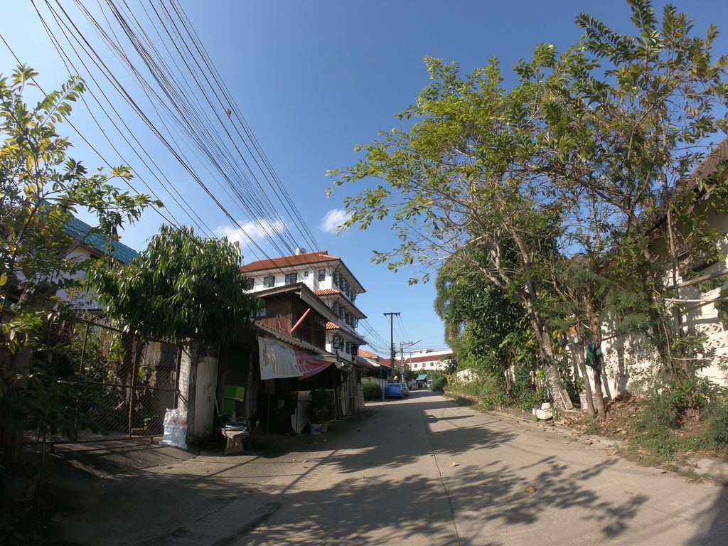 ภาพถนนตรงที่ จงรักษ์คลินิกแพทย์แผนไทย ตั้งอยู่ ถ่ายโดย chanuwath_grab พ.ศ. 2562 (2019) · A street-level view of where จงรักษ์คลินิกแพทย์แผนไทย · Chongrak Clinic Phaet Phaen Thai stands, by chanuwath_grab in 2562 (2019)