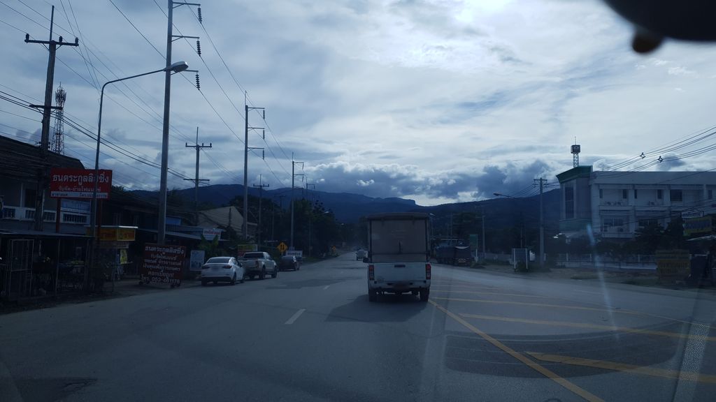 ภาพถนนตรงที่ เซเว่นตลาดฮอด2 ตั้งอยู่ ถ่ายโดย silamanee พ.ศ. 2561 (2018) · A street-level view of where เซเว่นตลาดฮอด2 · Seven Talat Hot2 stands, by silamanee in 2561 (2018)