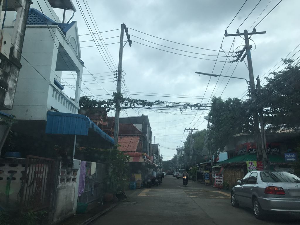 ภาพถนนตรงที่ โชริ แทททู ตั้งอยู่ ถ่ายโดย prasert พ.ศ. 2561 (2018) · A street-level view of where โชริ แทททู · Chori Thaetthu stands, by prasert in 2561 (2018)