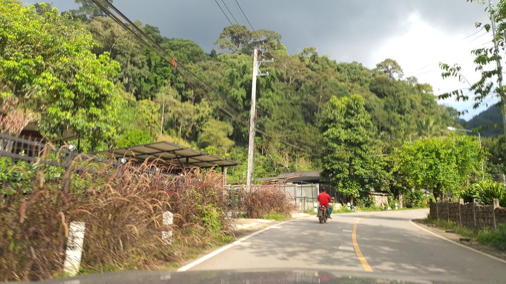 ภาพถนนตรงที่ หยุดเวลา ณ ปางไฮ ตั้งอยู่ ถ่ายโดย jrcarlsen พ.ศ. 2564 (2021) · A street-level view of where หยุดเวลา ณ ปางไฮ · Yutwela Na Pang Hai stands, by jrcarlsen in 2564 (2021)