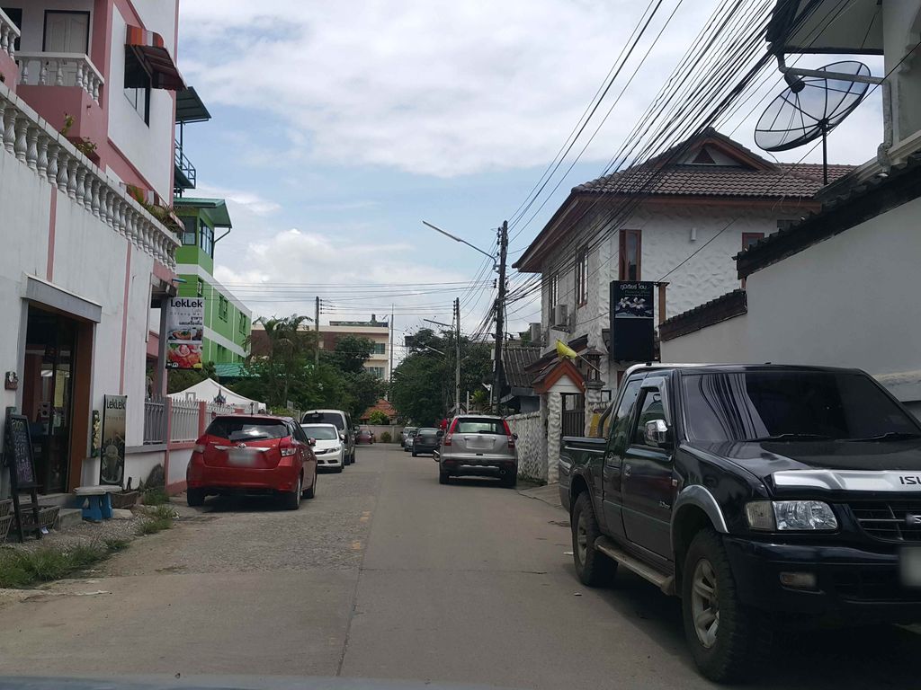 ภาพถนนตรงที่ ขนมครกบ้านคุณพ่อ ตั้งอยู่ ถ่ายโดย jrcarlsen พ.ศ. 2558 (2015) · A street-level view of where ขนมครกบ้านคุณพ่อ · Khanomkhrok Ban Khunpho stands, by jrcarlsen in 2558 (2015)