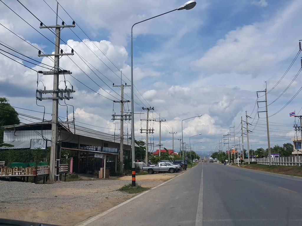 ภาพถนนตรงที่ คลินิกกายภาพบำบัดปุริมกร 195 ตั้งอยู่ ถ่ายโดย jrcarlsen พ.ศ. 2558 (2015) · A street-level view of where คลินิกกายภาพบำบัดปุริมกร 195 · Kaiphapbambat Pu Ri Makon 195 Clinic stands, by jrcarlsen in 2558 (2015)