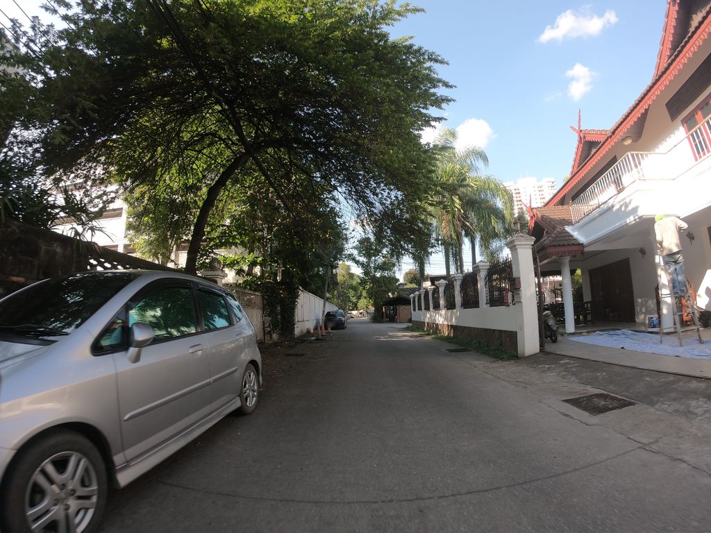 ภาพถนนตรงที่ MX Superclean- coating ตั้งอยู่ ถ่ายโดย chanuwath_grab พ.ศ. 2562 (2019) · A street-level view of where MX Superclean- coating stands, by chanuwath_grab in 2562 (2019)