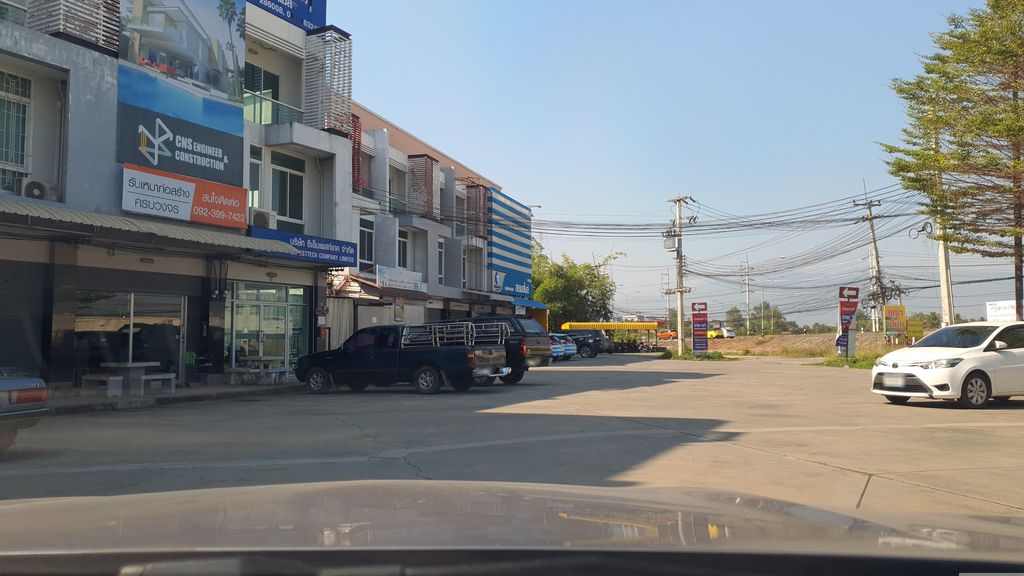 ภาพถนนตรงที่ จ. เจริญ วัสดุ ตั้งอยู่ ถ่ายโดย jrcarlsen พ.ศ. 2566 (2023) · A street-level view of where จ. เจริญ วัสดุ · Cha. Charoen Watdu stands, by jrcarlsen in 2566 (2023)