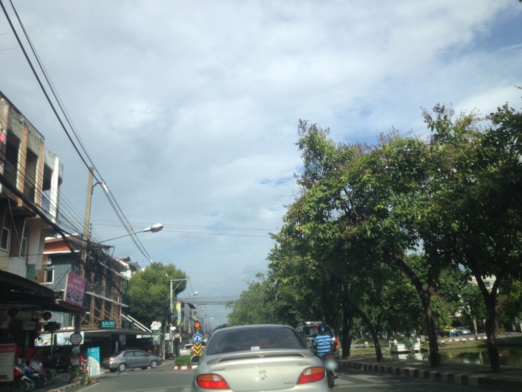 ภาพถนนตรงที่ Lost Land ตั้งอยู่ ถ่ายโดย jimwatana พ.ศ. 2558 (2015) · A street-level view of where Lost Land stands, by jimwatana in 2558 (2015)