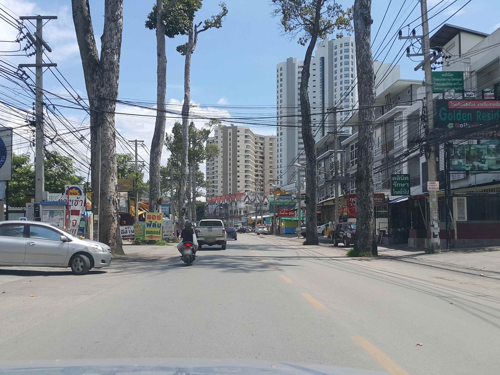 ภาพถนนตรงที่ สถานตรวจสภาพรถ เอ็น ที เอส ตั้งอยู่ ถ่ายโดย jrcarlsen พ.ศ. 2558 (2015) · A street-level view of where สถานตรวจสภาพรถ เอ็น ที เอส · Sathan Truatsaphaphrot En Thi S stands, by jrcarlsen in 2558 (2015)