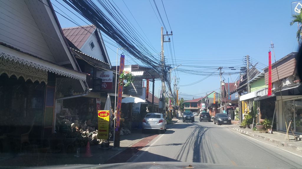 ภาพถนนตรงที่ Coco Shop ตั้งอยู่ ถ่ายโดย jrcarlsen พ.ศ. 2562 (2019) · A street-level view of where Coco Shop stands, by jrcarlsen in 2562 (2019)