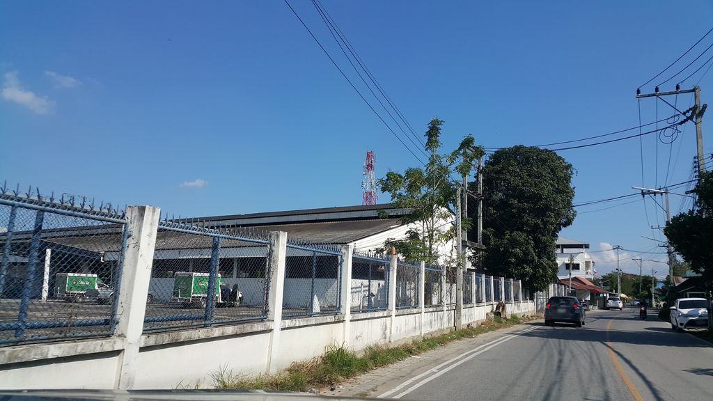 ภาพถนนตรงที่ Hogs Bar & Grill ตั้งอยู่ ถ่ายโดย jrcarlsen พ.ศ. 2559 (2016) · A street-level view of where Hogs Bar & Grill stands, by jrcarlsen in 2559 (2016)
