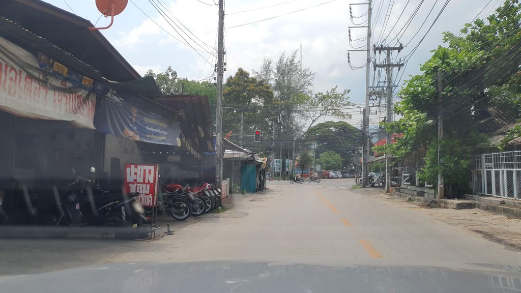 ภาพถนนตรงที่ สะพานสายรุ้ง ตั้งอยู่ ถ่ายโดย jrcarlsen พ.ศ. 2565 (2022) · A street-level view of where สะพานสายรุ้ง · Saphan Sairung stands, by jrcarlsen in 2565 (2022)