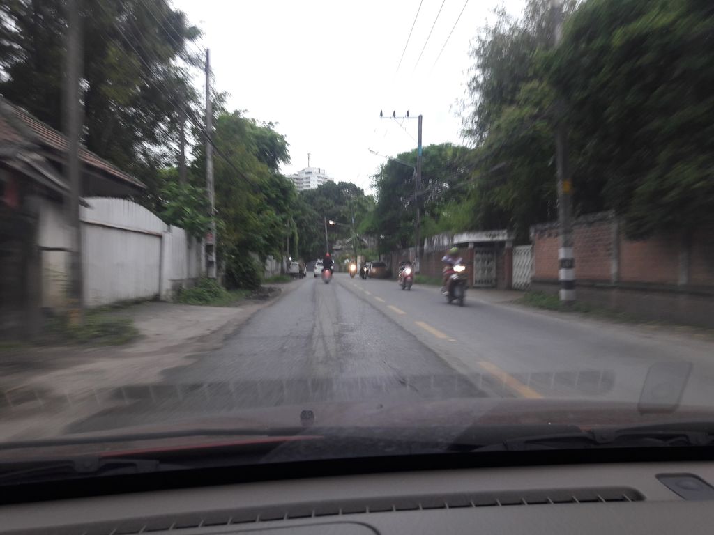 ภาพถนนตรงที่ Maxx Scooter ตั้งอยู่ ถ่ายโดย ratchaphat พ.ศ. 2561 (2018) · A street-level view of where Maxx Scooter stands, by ratchaphat in 2561 (2018)