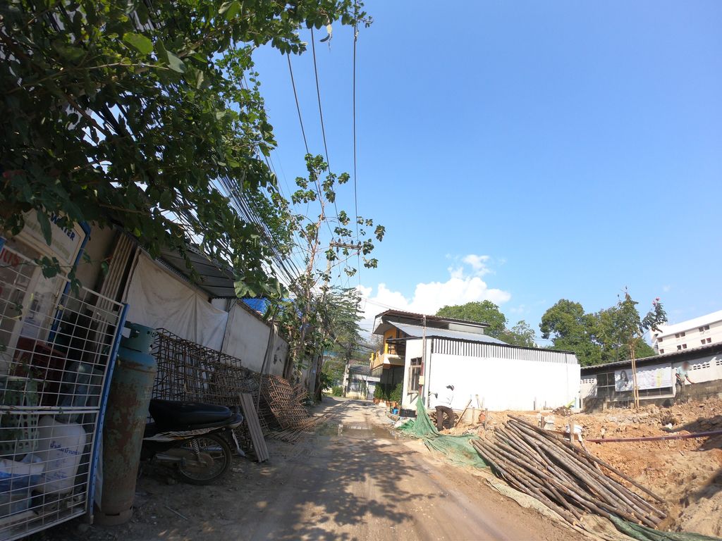 ภาพถนนตรงที่ ภูดาวเพลส ตั้งอยู่ ถ่ายโดย chanuwath_grab พ.ศ. 2562 (2019) · A street-level view of where ภูดาวเพลส · Phudaophlet stands, by chanuwath_grab in 2562 (2019)