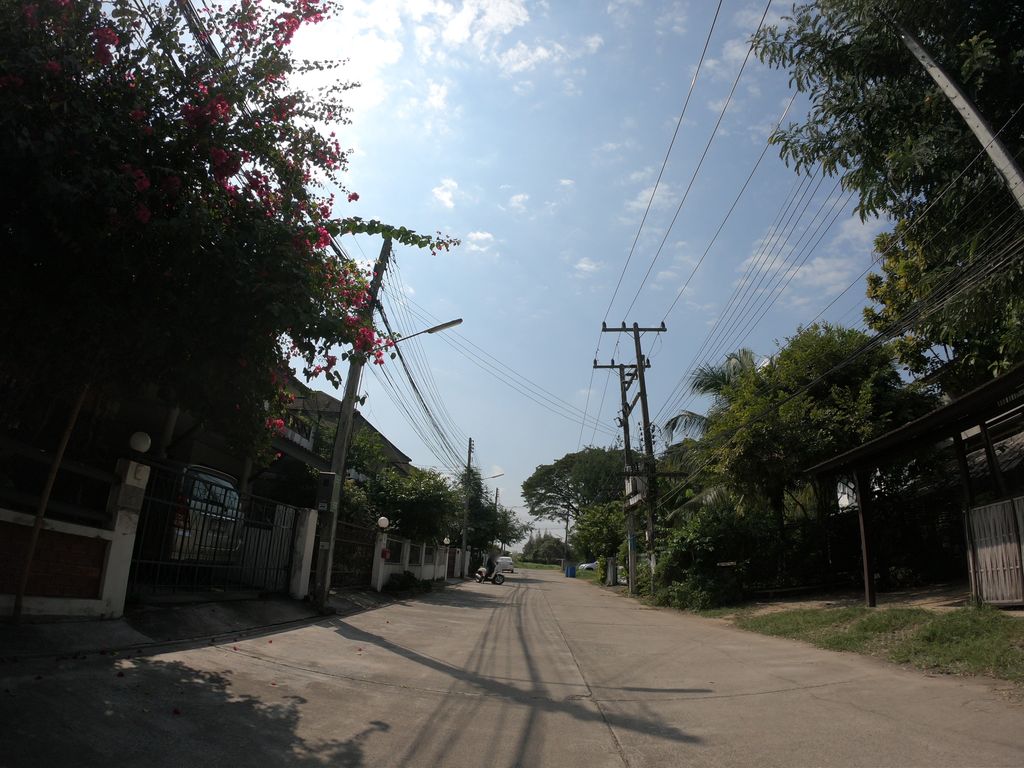 ภาพถนนตรงที่ เชียงใหม่ ชัย ทัวร์ ตั้งอยู่ ถ่ายโดย chanuwath_grab พ.ศ. 2562 (2019) · A street-level view of where เชียงใหม่ ชัย ทัวร์ · Chiang Mai Chai Tour stands, by chanuwath_grab in 2562 (2019)