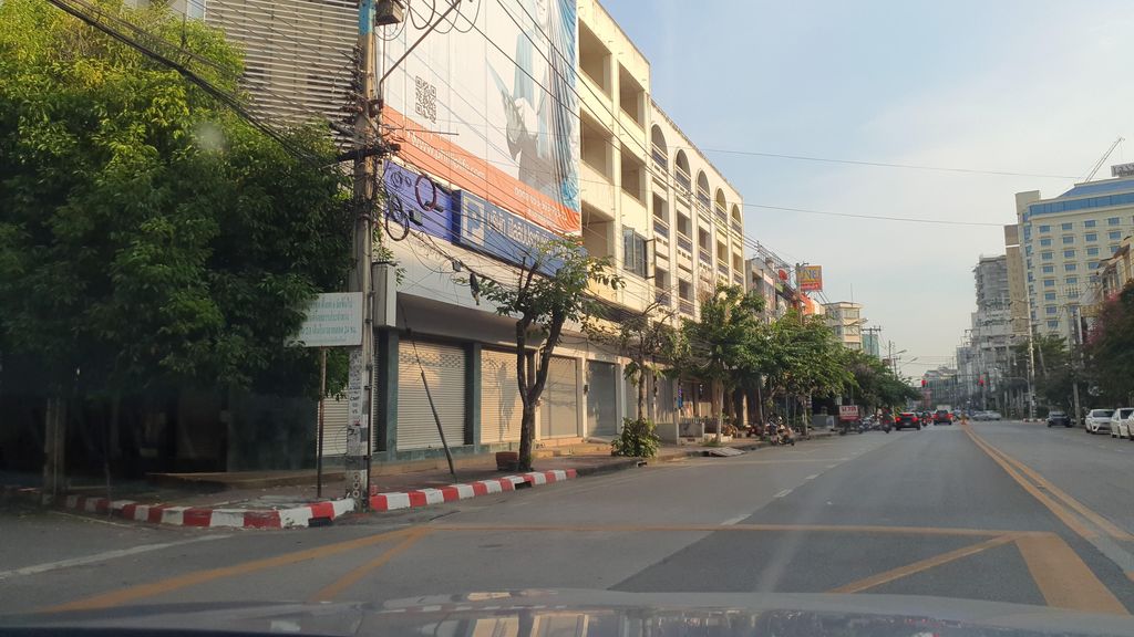 ภาพถนนตรงที่ หมูปลาร้ามะแขว่นเจียงใหม่ ตั้งอยู่ ถ่ายโดย jrcarlsen พ.ศ. 2564 (2021) · A street-level view of where หมูปลาร้ามะแขว่นเจียงใหม่ · Muplara Makhwaen Chiangmai stands, by jrcarlsen in 2564 (2021)
