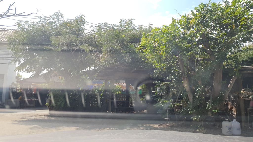 ภาพถนนตรงที่ Banta Coffee ตั้งอยู่ ถ่ายโดย jrcarlsen พ.ศ. 2565 (2022) · A street-level view of where Banta Coffee stands, by jrcarlsen in 2565 (2022)