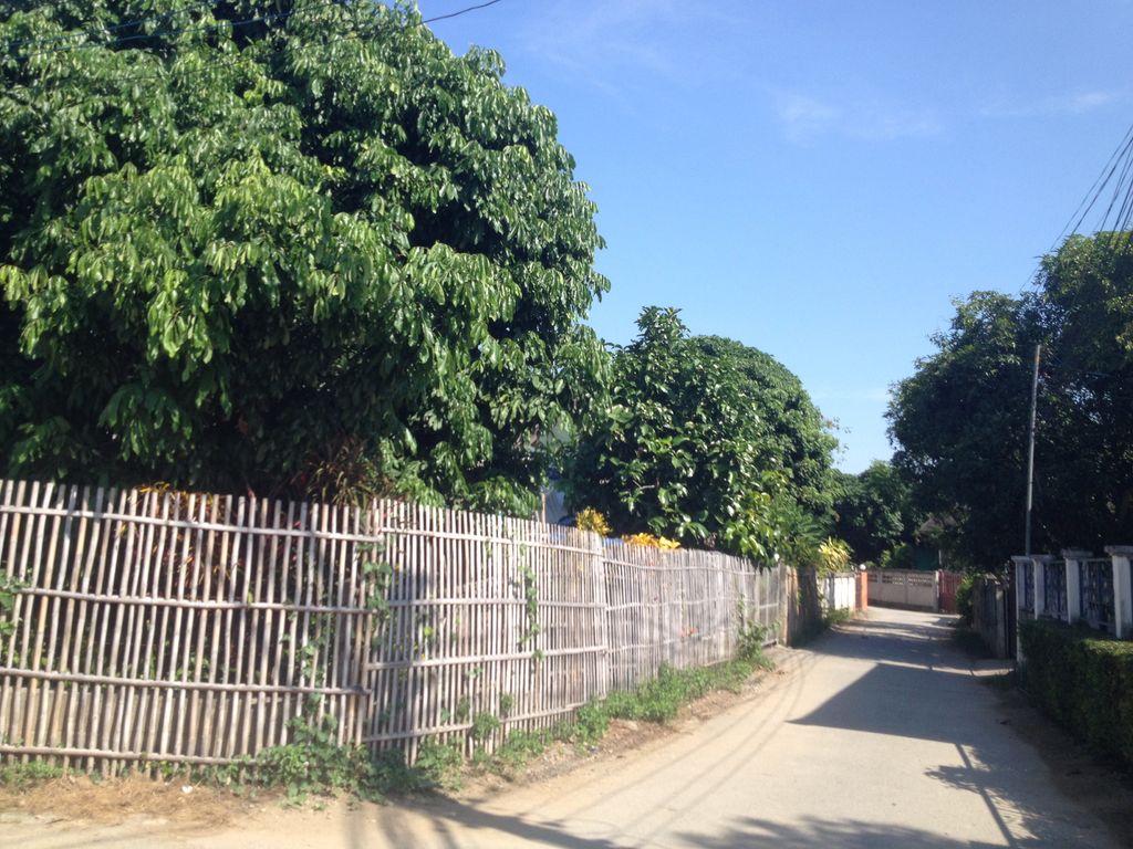 ภาพถนนตรงที่ Khamdee’s kitchen ตั้งอยู่ ถ่ายโดย jimwatana พ.ศ. 2558 (2015) · A street-level view of where Khamdee’s kitchen stands, by jimwatana in 2558 (2015)