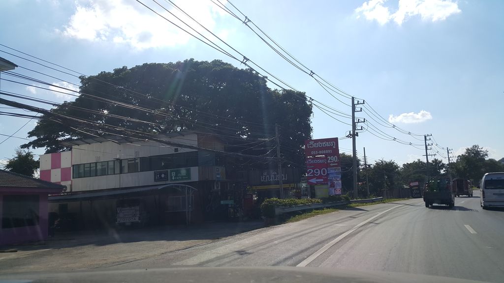 ภาพถนนตรงที่ ก๋วยเตี๋ยวเรือ khun Bee ตั้งอยู่ ถ่ายโดย jrcarlsen พ.ศ. 2559 (2016) · A street-level view of where ก๋วยเตี๋ยวเรือ khun Bee stands, by jrcarlsen in 2559 (2016)