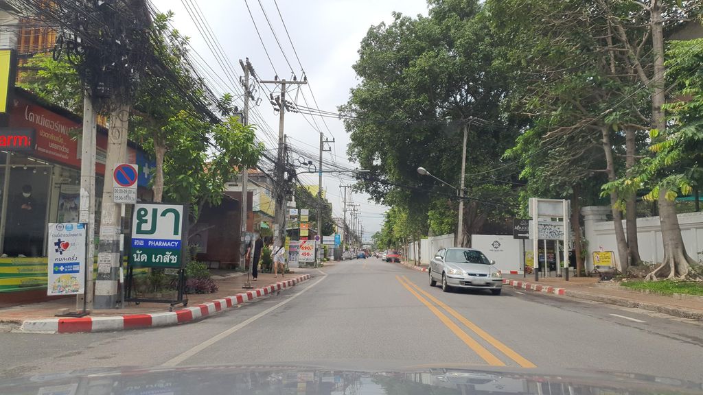 ภาพถนนตรงที่ Blue Lanna store ตั้งอยู่ ถ่ายโดย jrcarlsen พ.ศ. 2565 (2022) · A street-level view of where Blue Lanna store stands, by jrcarlsen in 2565 (2022)