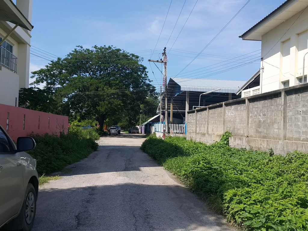 ภาพถนนตรงที่ Smile World Dental ตั้งอยู่ ถ่ายโดย jrcarlsen พ.ศ. 2558 (2015) · A street-level view of where Smile World Dental stands, by jrcarlsen in 2558 (2015)