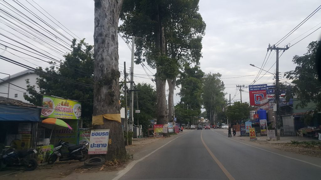 ภาพถนนตรงที่ Notetattooink ตั้งอยู่ ถ่ายโดย jrcarlsen พ.ศ. 2561 (2018) · A street-level view of where Notetattooink stands, by jrcarlsen in 2561 (2018)