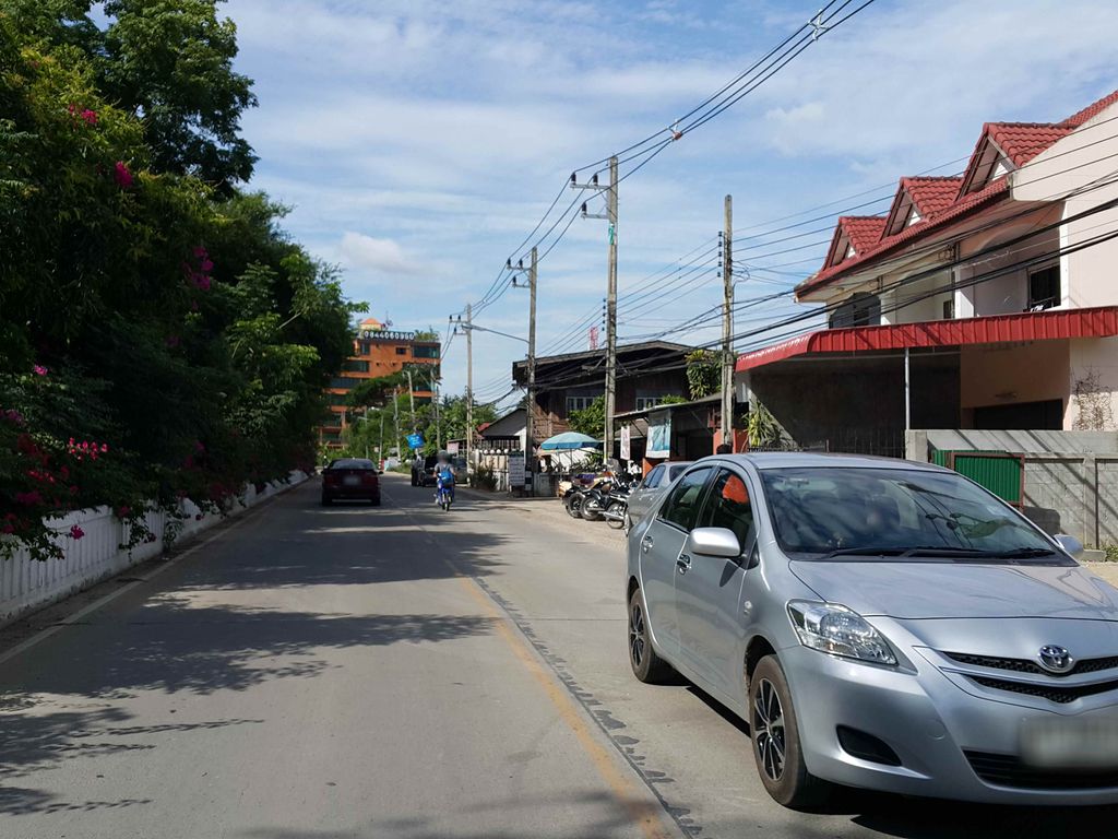 ภาพถนนตรงที่ ชัย ซีเมนต์บล็อก ตั้งอยู่ ถ่ายโดย jrcarlsen พ.ศ. 2558 (2015) · A street-level view of where ชัย ซีเมนต์บล็อก · Chai Simenblook stands, by jrcarlsen in 2558 (2015)