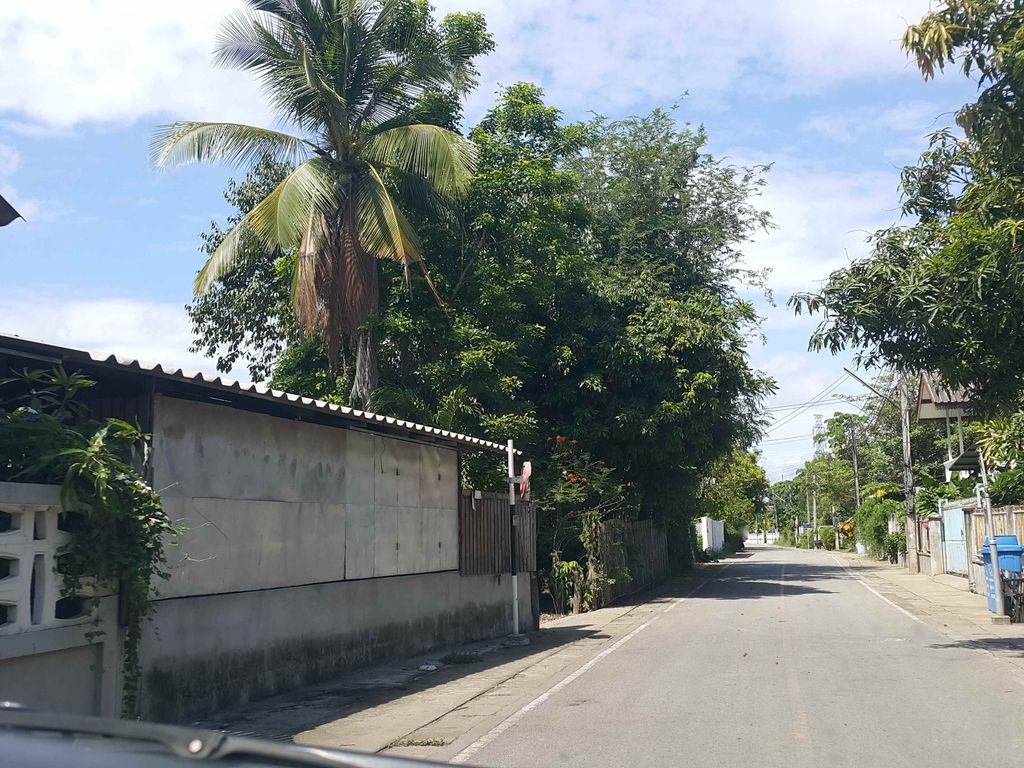 ภาพถนนตรงที่ Psyche Nails ตั้งอยู่ ถ่ายโดย jrcarlsen พ.ศ. 2558 (2015) · A street-level view of where Psyche Nails stands, by jrcarlsen in 2558 (2015)