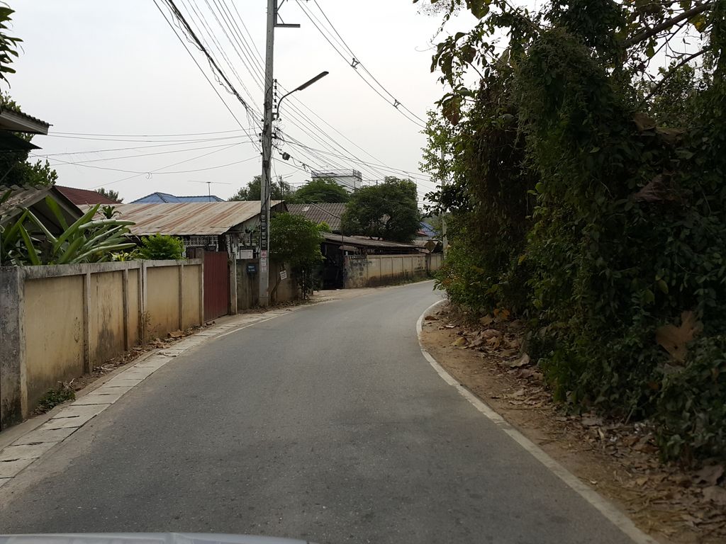 ภาพถนนตรงที่ ปัญญาแมนชั่น ตั้งอยู่ ถ่ายโดย jrcarlsen พ.ศ. 2557 (2014) · A street-level view of where ปัญญาแมนชั่น · Panyamaenchan stands, by jrcarlsen in 2557 (2014)