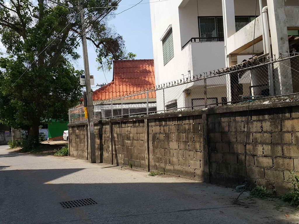 ภาพถนนตรงที่ Accommodation at Chiangmai Fan Page ตั้งอยู่ ถ่ายโดย jrcarlsen พ.ศ. 2558 (2015) · A street-level view of where Accommodation at Chiangmai Fan Page stands, by jrcarlsen in 2558 (2015)