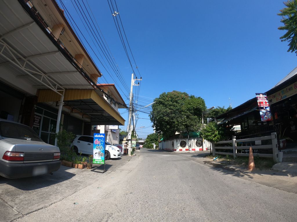 ภาพถนนตรงที่ ฟิสิกส์ อ.อร่าม ตั้งอยู่ ถ่ายโดย chanuwath_grab พ.ศ. 2562 (2019) · A street-level view of where ฟิสิกส์ อ.อร่าม · Fisik A.aram stands, by chanuwath_grab in 2562 (2019)