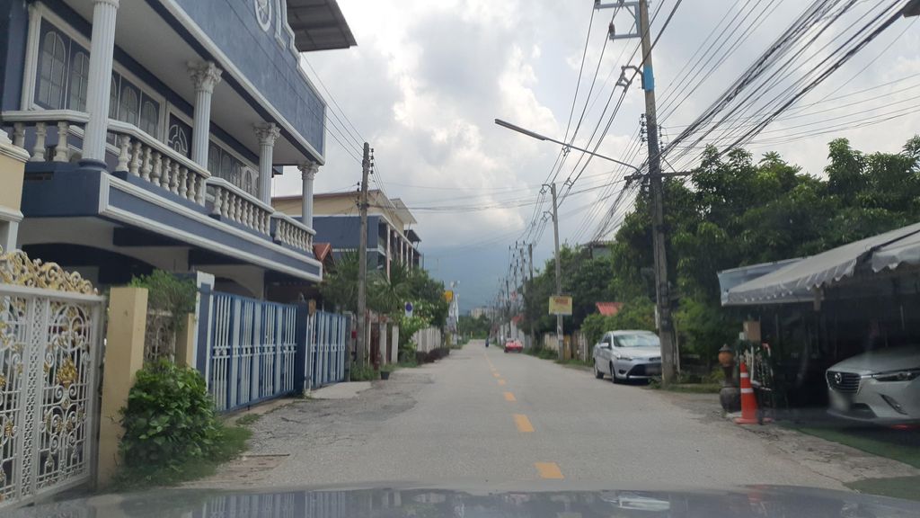 ภาพถนนตรงที่ Monique Clinic โมนิค คลินิค ตั้งอยู่ ถ่ายโดย jrcarlsen พ.ศ. 2565 (2022) · A street-level view of where Monique Clinic โมนิค คลินิค stands, by jrcarlsen in 2565 (2022)