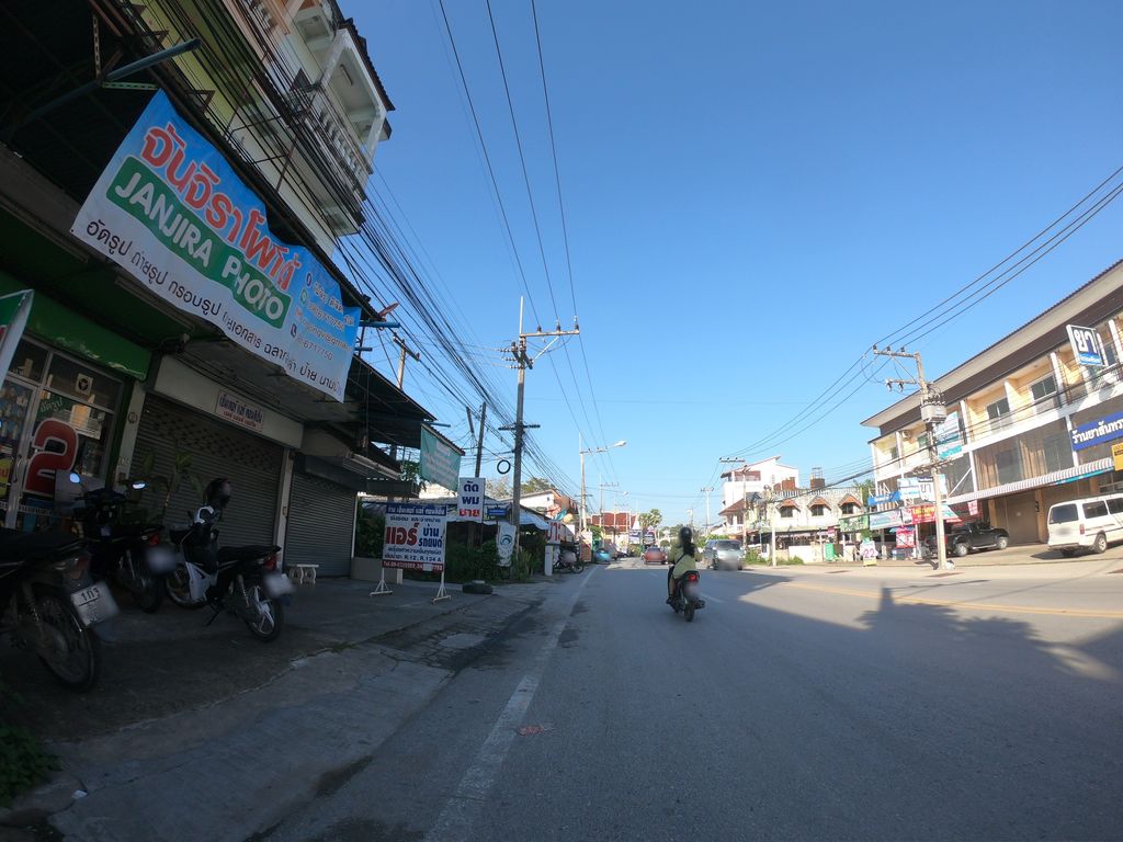 ภาพถนนตรงที่ Aifyum ย่าง ปิ้ง ตำ ทอด น้ำ ตั้งอยู่ ถ่ายโดย chanuwath_grab พ.ศ. 2562 (2019) · A street-level view of where Aifyum ย่าง ปิ้ง ตำ ทอด น้ำ stands, by chanuwath_grab in 2562 (2019)