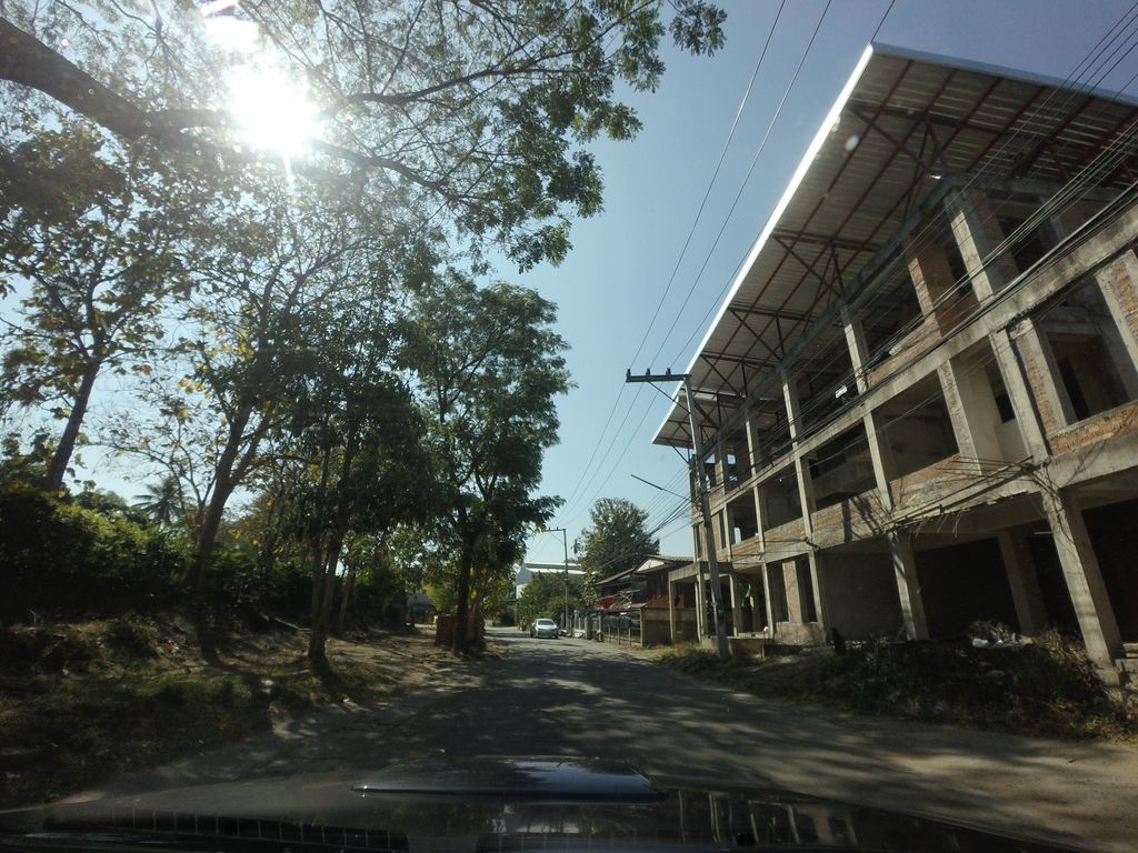 ภาพถนนตรงที่ ล้านไอติม ตั้งอยู่ ถ่ายโดย mishari พ.ศ. 2559 (2016) · A street-level view of where ล้านไอติม · Lanaitim stands, by mishari in 2559 (2016)