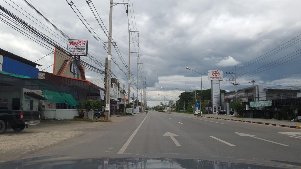 ภาพถนนตรงที่ ร้าน สมบูรณ์รถสวย ตั้งอยู่ ถ่ายโดย jrcarlsen พ.ศ. 2564 (2021) · A street-level view of where ร้าน สมบูรณ์รถสวย · Ran Sombunrotsuai stands, by jrcarlsen in 2564 (2021)