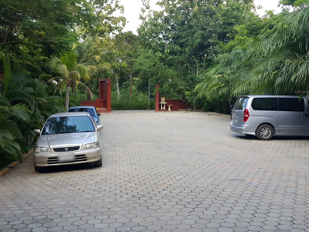 ภาพถนนตรงที่ Baanpong Lodge ตั้งอยู่ ถ่ายโดย jrcarlsen พ.ศ. 2558 (2015) · A street-level view of where Baanpong Lodge stands, by jrcarlsen in 2558 (2015)