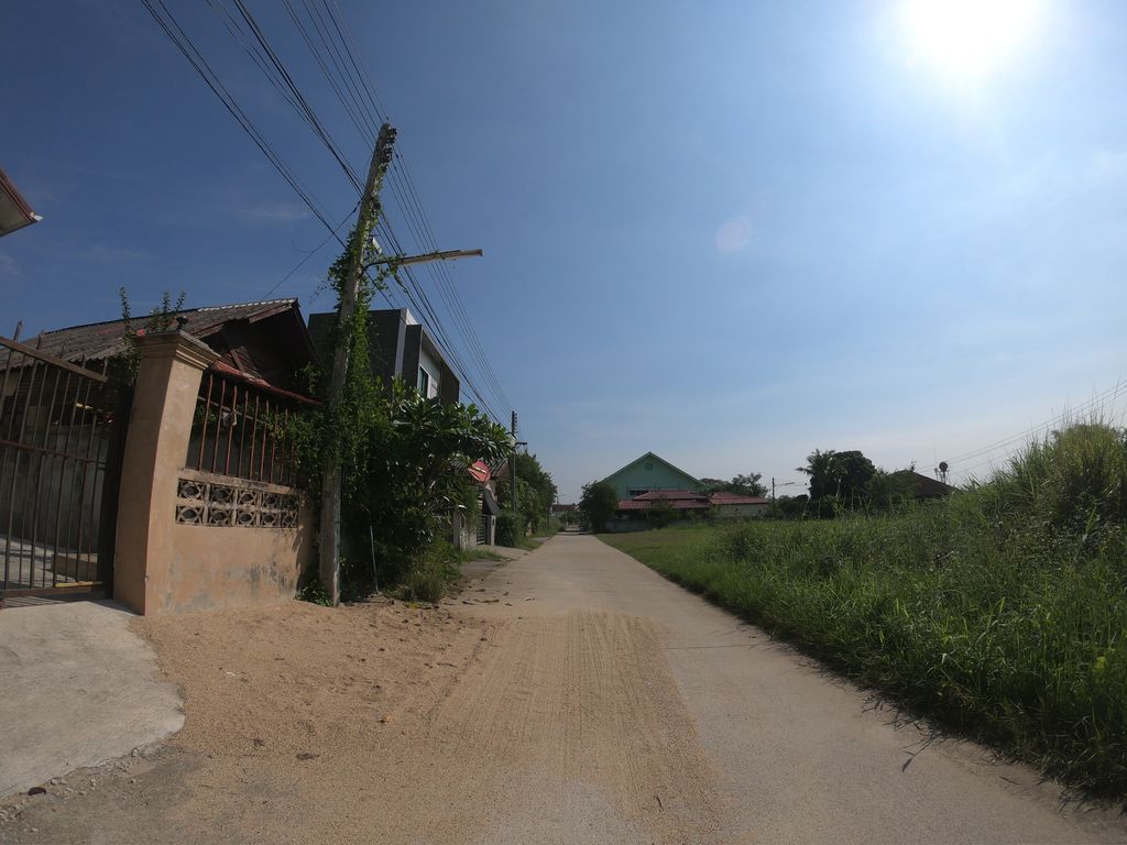 ภาพถนนตรงที่ บ้านทุ่งโป่ง รร ตั้งอยู่ ถ่ายโดย chanuwath_grab พ.ศ. 2562 (2019) · A street-level view of where บ้านทุ่งโป่ง รร · Ban Thung Pong Ron stands, by chanuwath_grab in 2562 (2019)