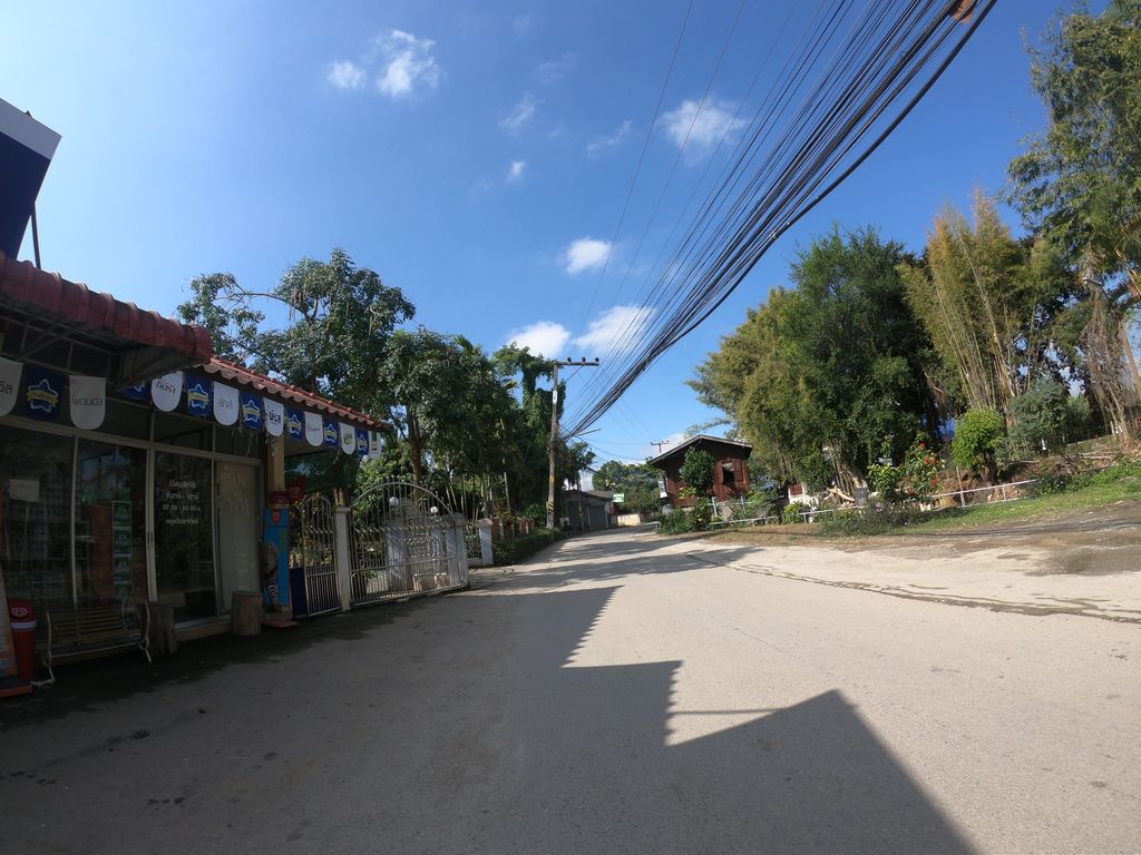 ภาพถนนตรงที่ ร้านผู้พัน มินิมาร์ท ตั้งอยู่ ถ่ายโดย chanuwath_grab พ.ศ. 2562 (2019) · A street-level view of where ร้านผู้พัน มินิมาร์ท · Ran Phu Phan Mini Mart stands, by chanuwath_grab in 2562 (2019)