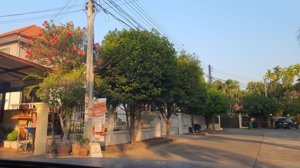 ภาพถนนตรงที่ Amezon Coffee ตั้งอยู่ ถ่ายโดย jrcarlsen พ.ศ. 2566 (2023) · A street-level view of where Amezon Coffee stands, by jrcarlsen in 2566 (2023)