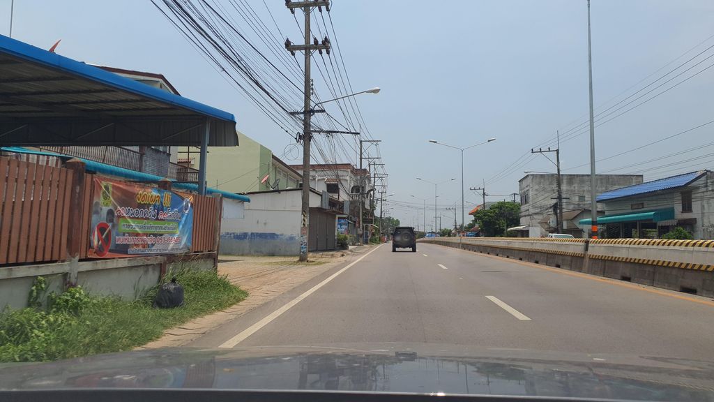 ภาพถนนตรงที่ ศรีชลธาร ตั้งอยู่ ถ่ายโดย jrcarlsen พ.ศ. 2565 (2022) · A street-level view of where ศรีชลธาร · Sitlathan stands, by jrcarlsen in 2565 (2022)