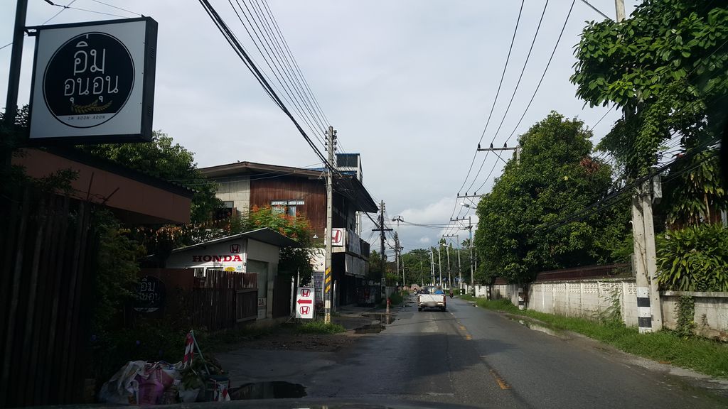 ภาพถนนตรงที่ Solros Cafe and Restaurant ตั้งอยู่ ถ่ายโดย jrcarlsen พ.ศ. 2559 (2016) · A street-level view of where Solros Cafe and Restaurant stands, by jrcarlsen in 2559 (2016)