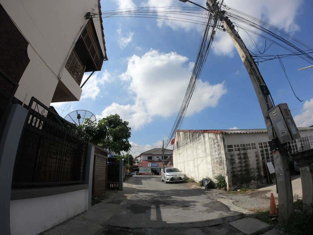 ภาพถนนตรงที่ Wallsnutt Tattoo ตั้งอยู่ ถ่ายโดย chanuwath_grab พ.ศ. 2562 (2019) · A street-level view of where Wallsnutt Tattoo stands, by chanuwath_grab in 2562 (2019)