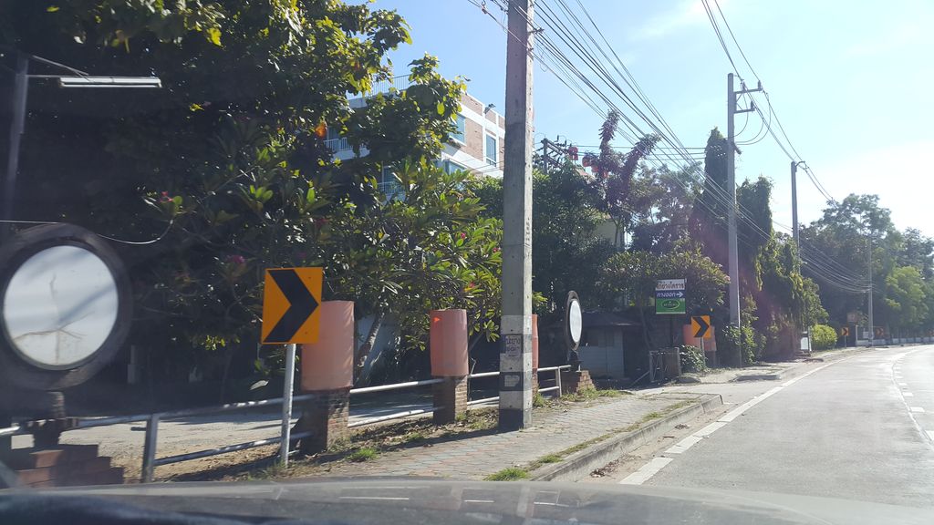 ภาพถนนตรงที่ M DRIFT ZONE Chiangmai ตั้งอยู่ ถ่ายโดย jrcarlsen พ.ศ. 2559 (2016) · A street-level view of where M DRIFT ZONE Chiangmai stands, by jrcarlsen in 2559 (2016)