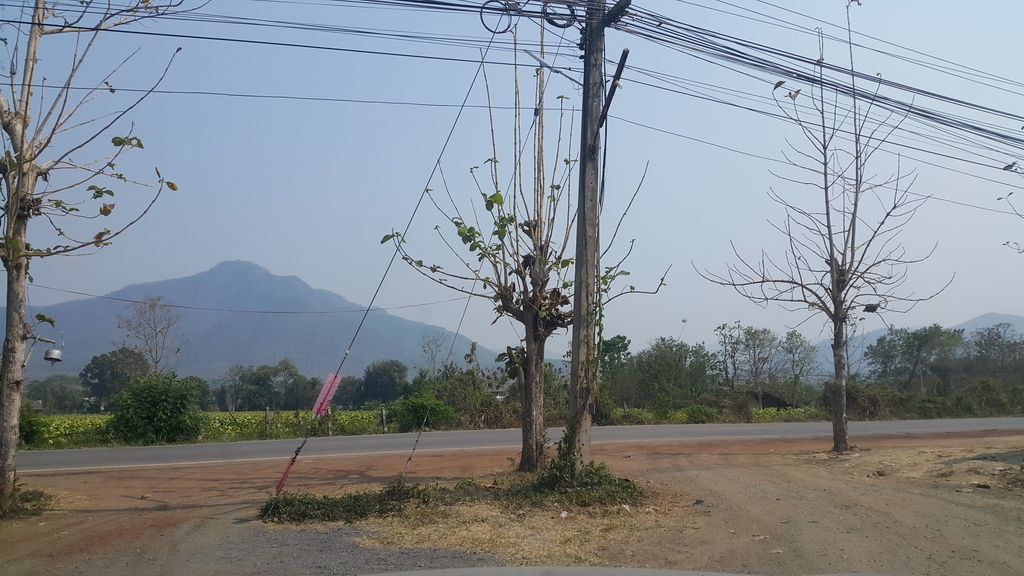 ภาพถนนตรงที่ โยดวัวหัน ตั้งอยู่ ถ่ายโดย jrcarlsen พ.ศ. 2562 (2019) · A street-level view of where โยดวัวหัน · Yotwuahan stands, by jrcarlsen in 2562 (2019)