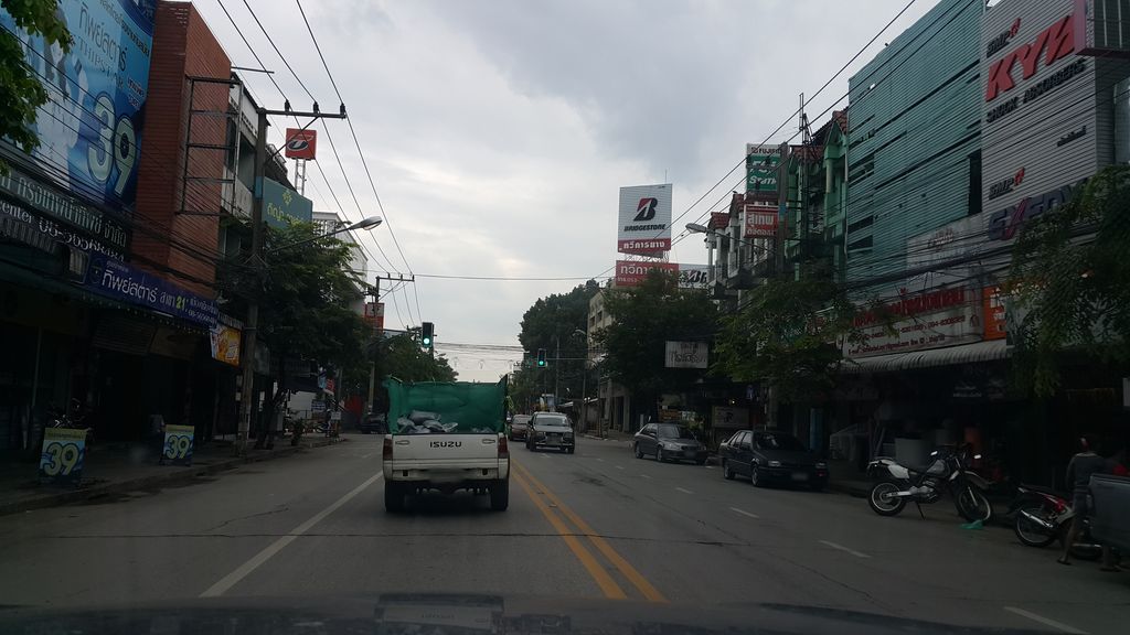 ภาพถนนตรงที่ ส.เจริญเมืองโลงเย็น ตั้งอยู่ ถ่ายโดย jrcarlsen พ.ศ. 2560 (2017) · A street-level view of where ส.เจริญเมืองโลงเย็น · Sa.Charoen Mueang Long Yen stands, by jrcarlsen in 2560 (2017)