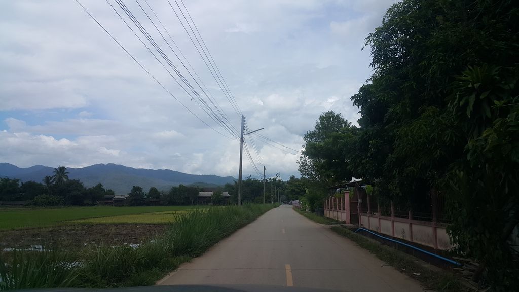 ภาพถนนตรงที่ บ้านกะเพราโบราณ ตั้งอยู่ ถ่ายโดย jrcarlsen พ.ศ. 2560 (2017) · A street-level view of where บ้านกะเพราโบราณ · Ban Kaphraobrona stands, by jrcarlsen in 2560 (2017)